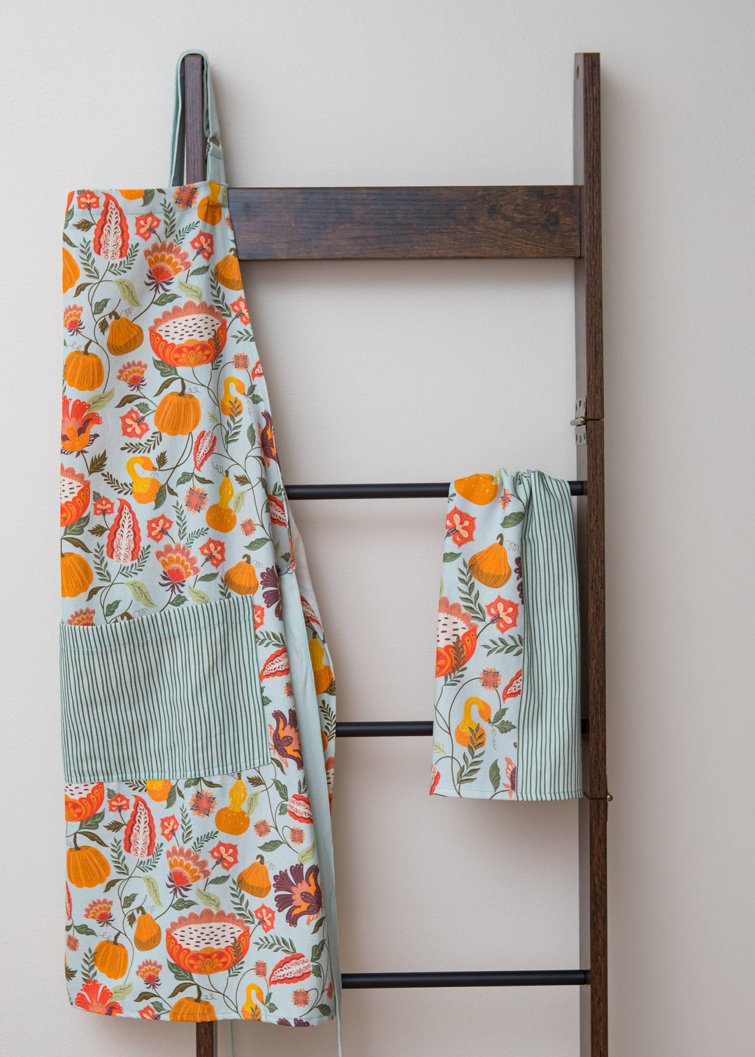 Pumpkin Garden Cotton Apron – Autumn Harvest Design